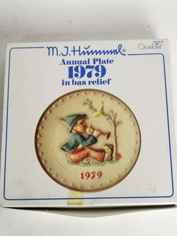 1979 MJ Hummel 9th Annual Porcelain Plate: 1979 MJ Hummel 9th Annual Porcelain Plate, 7.5in