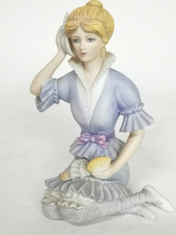 Lenox Porcelain "Listening to the Sea" Figurine: Lenox Porcelain The Lenox Gibson Girls "Listening to the Sea" Figurine, 5.25in