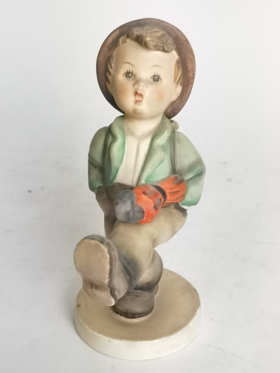 Goebel Hummel Porcelain Figurine: Goebel Hummel Porcelain Figurine, 5in