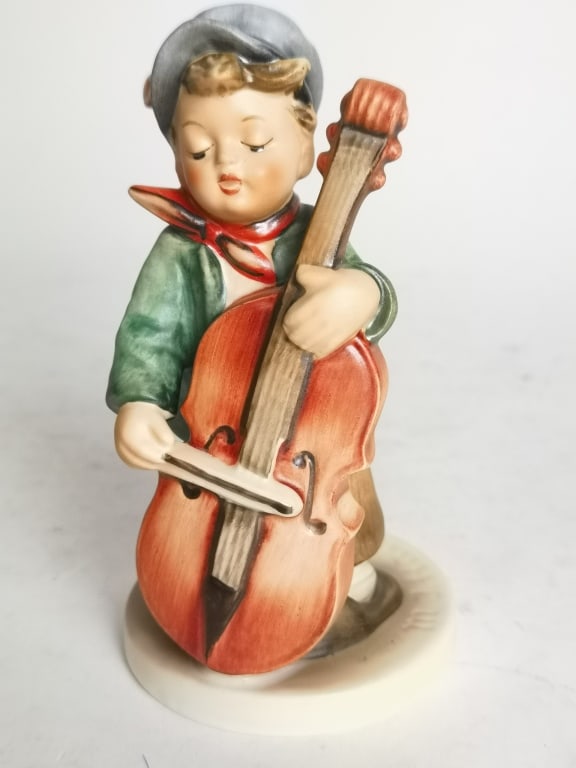 Goebel Hummel Porcelain Figurine: Goebel Hummel Porcelain Figurine, 5.25in