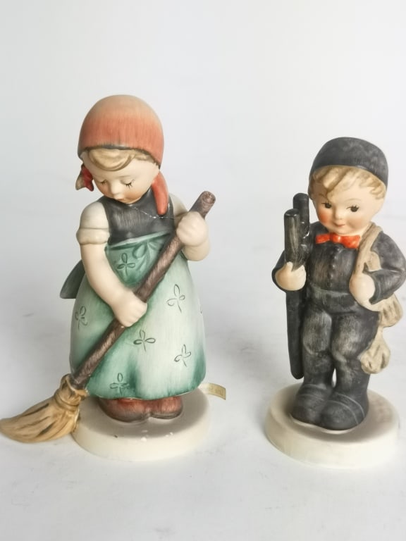 (2) Goebel Hummel Porcelain Figurines: (2) Goebel Hummel Porcelain Figurines, 4.5in