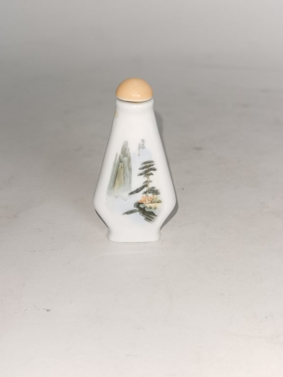 Chinese Porcelain Famille Rose Snuff Bottle: Chinese Porcelain Famille Rose Snuff Bottle, 2.75in
