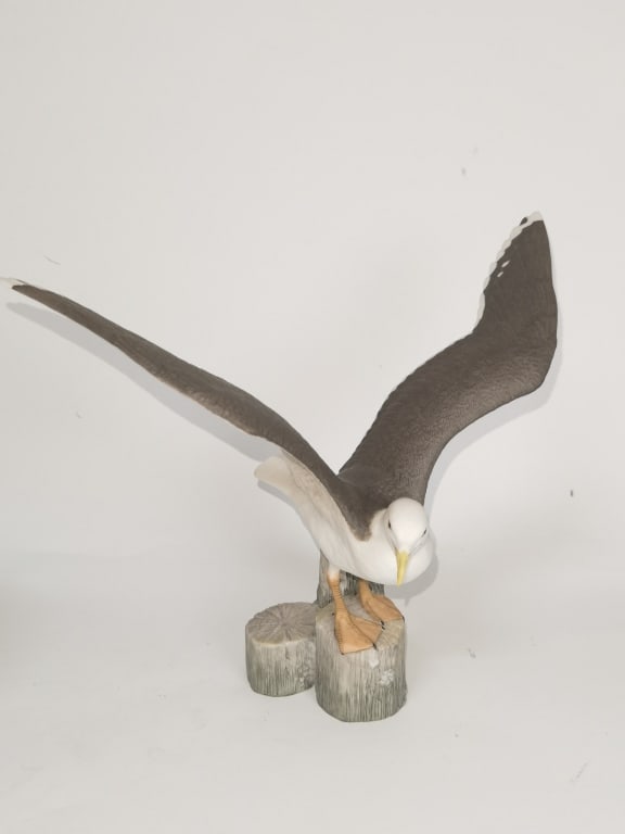 1984 The Franklin Porcelain Studios Porcelain Gull: 1984 The Franklin Porcelain Studios Porcelain The Great Black-Back Gull, 10in by 12.25in