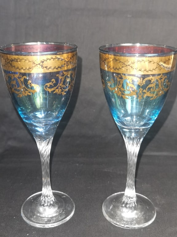(2) Italian Gold Painted Hand Blown Wine Glasses: (2) Italian Gold Painted Hand Blown Wine Glasses, 7.5in