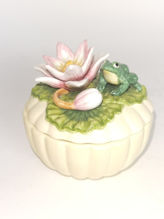 Fitz & Floyd Frog and Lily Pad Round Trinket Box: Fitz & Floyd Frog and Lily Pad Round Trinket Box, 4.5in by 4.75in