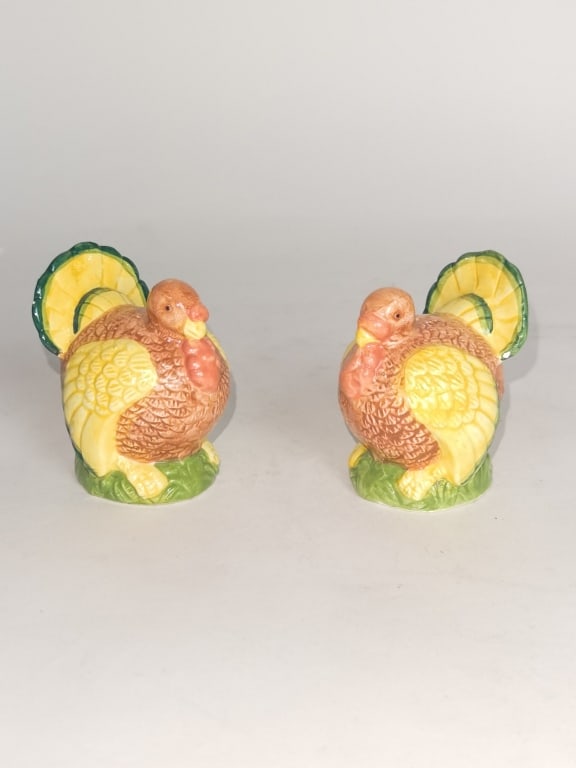 Vintage Porcelain Turkey Salt and Pepper Shakers: Vintage Porcelain Turkey Salt and Pepper Shakers, 2.75in