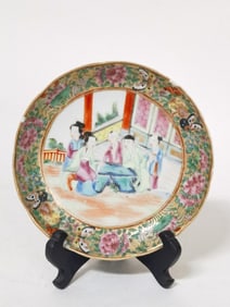 Chinese Export Porcelain Famille Rose Medallion Pl