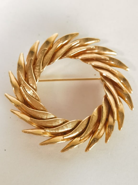 Costume Gold Tone Brooch: Costume Gold Tone Brooch, 2in