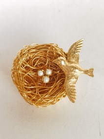Costume Jeanne Gold Tone Faux Pearl Bird Nest Broo