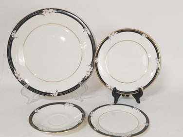 (4) Royal Doulton Vogue Collection Enchantment Pla