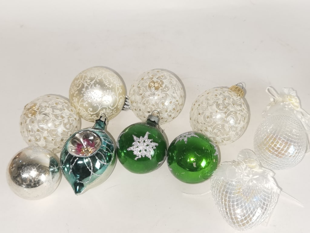 Group of Christmas Ornaments: Group of Christmas Ornaments, 4.75in