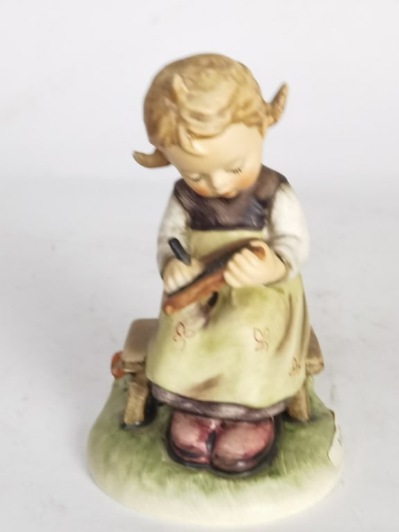 1968 Goebel Hummel Porcelain "Busy Student:" Figur: 1968 Goebel Hummel Porcelain "Busy Student:" Figurine, 4.5in