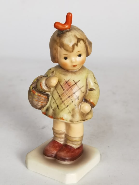 1987 Goebel Hummel Porcelain Figurine: 1987 Goebel Hummel Porcelain Figurine, 4in