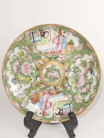 Chinese Export Porcelain Famille Rose Medallion Pl