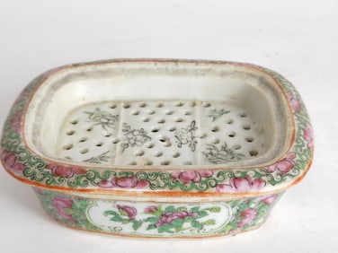 Qing Chinese Export Porcelain Famille Rose Medalli