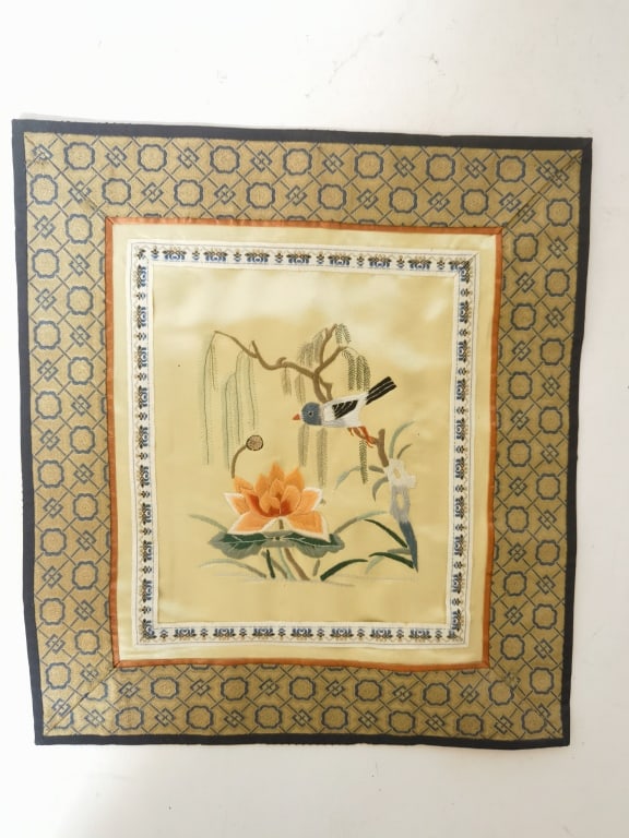 Chinese Silk Embroidery: Chinese Silk Embroidery, 11.5in by 10.5in