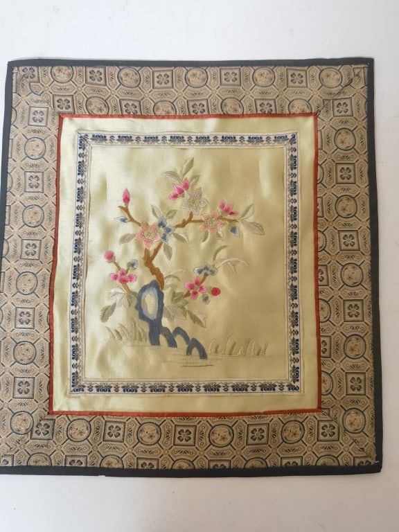 Chinese Silk Embroidery: Chinese Silk Embroidery, 11.5in by 10.5in