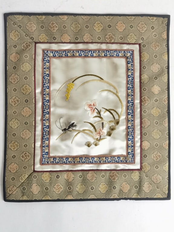Chinese Silk Embroidery: Chinese Silk Embroidery, 11.75in by 10.25in