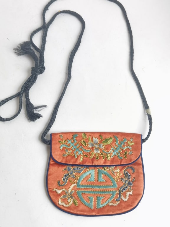 Chinese Embroidered Silk Pouch: Chinese Embroidered Silk Pouch, 4in by 5.25in