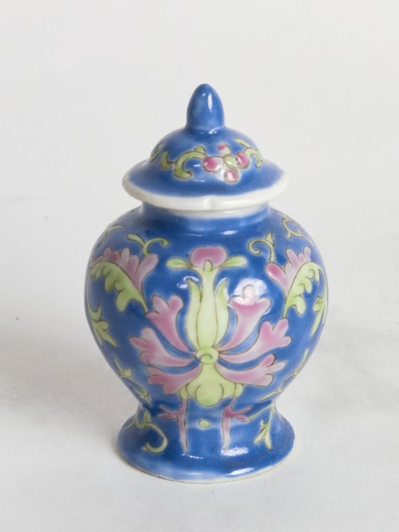 Vintage Chinese Porcelain Famille Rose Jar: Vintage Chinese Porcelain Famille Rose Jar, 3in
