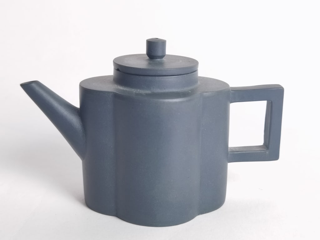 Chinese YiXing ZiSha Teapot: Chinese YiXing ZiSha Teapot, 3.5in by 5.25in