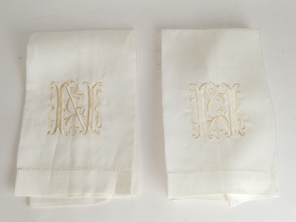(2) Vintage Embroidered Knapkins: (2) Vintage Embroidered Knapkins, 22in