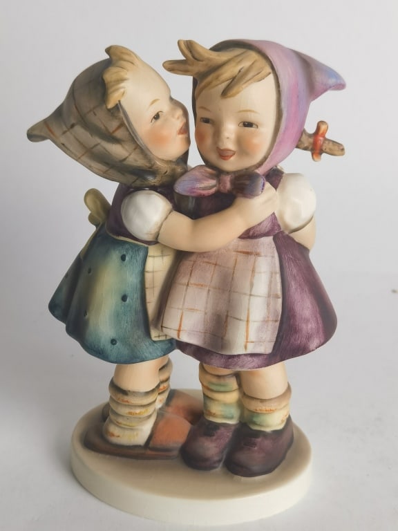 Vintage Goebel Hummel Porcelain Figurine: Vintage Goebel Hummel Porcelain Figurine, 6.75in