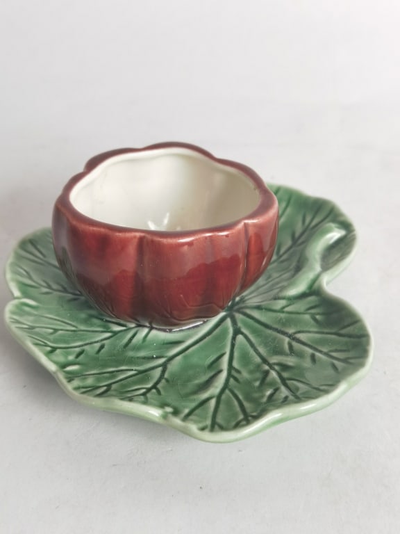Vintage Bordallo Pinheiro Lotus Bowl Plate: Vintage Bordallo Pinheiro Lotus Bowl Plate, 2in by 5in