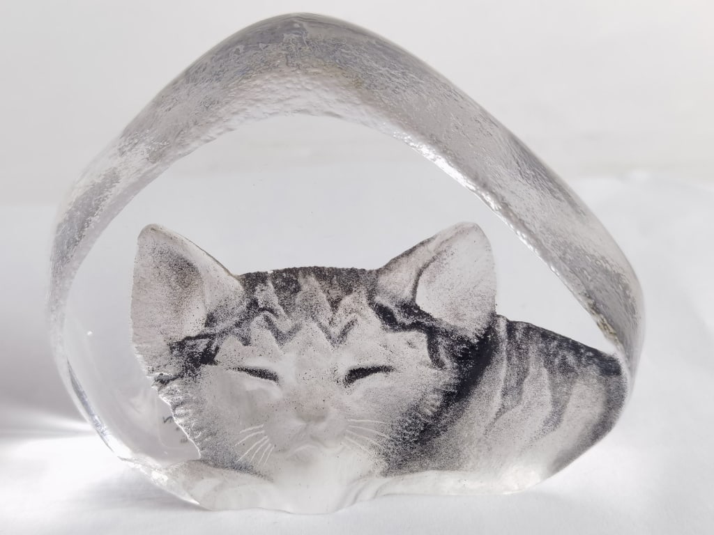 Mats Jonasson Sweden Cat Crystal Paperweight: Mats Jonasson Sweden Cat Crystal Paperweight, 3in by 3.75in