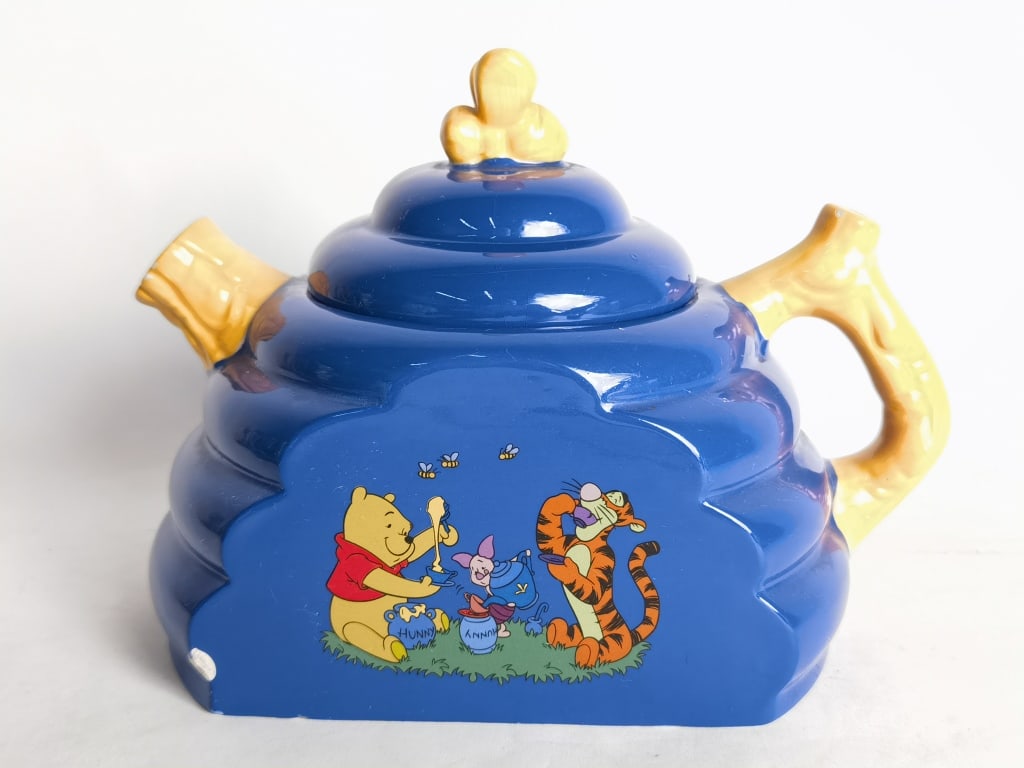 Vintage Disney Winnie the Pooh Beehive Teapot: Vintage Disney Winnie the Pooh Beehive Teapot, 6.5in by 8.5in