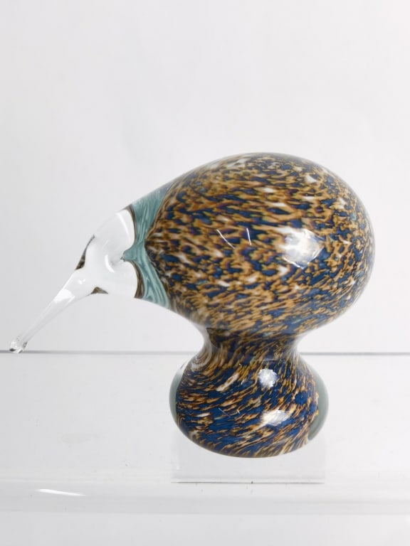 Vintage NS Kiwi Bird Art Glass Paperweight: Vintage NS Kiwi Bird Art Glass Paperweight, 3in by 3.5in