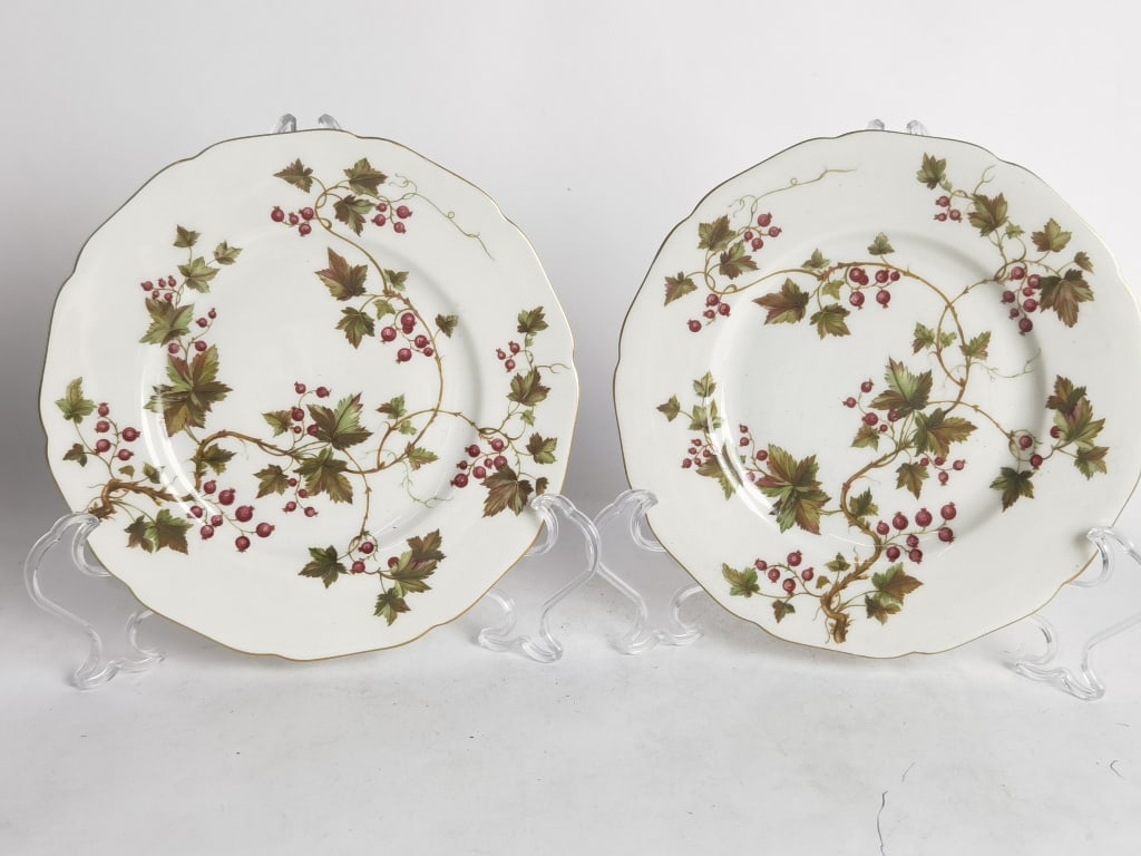 (2) Vintage Royal York Summer Vine Plates: (2) Vintage Royal York Summer Vine Plates, 7.75in