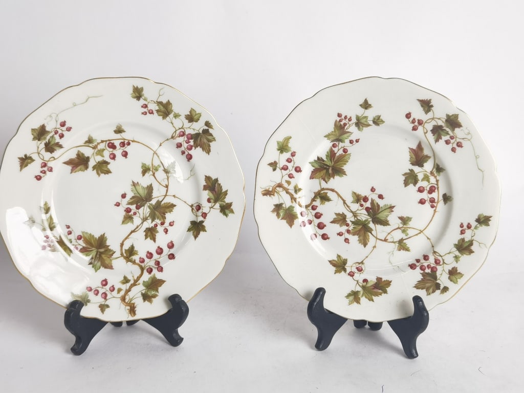 (2) Vintage Royal York Porcelain Summer Vine Plate: (2) Vintage Royal York Porcelain Summer Vine Plates, 7.75in