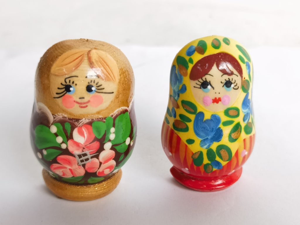 (2) Vintage Russian Hand Painted Wooden Dolls: (2) Vintage Russian Hand Painted Wooden Dolls, 2.5in