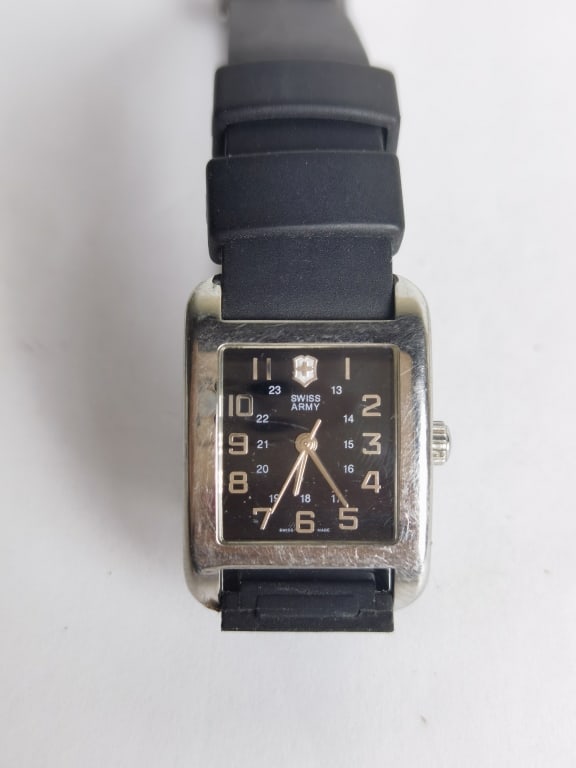 Victorinox Swiss Stainless Steel Watch: Victorinox Swiss Stainless Steel Watch