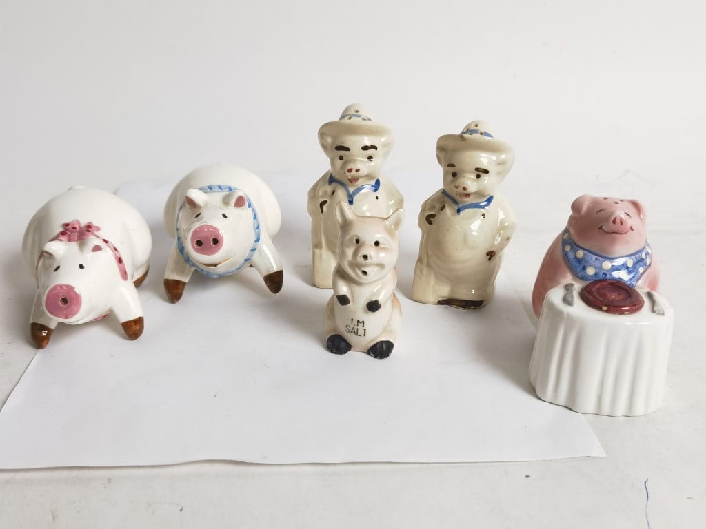 Group of Vintage Porcelain Pig Salt/Pepper Shakers: Group of Vintage Porcelain Pig Salt/Pepper Shakers, 4in
