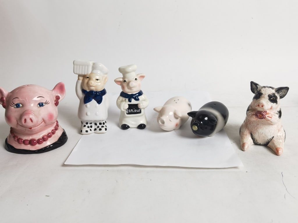 Group of Vintage Porcelain Pig Salt/Pepper Shakers: Group of Vintage Porcelain Pig Salt/Pepper Shakers, 4.5in