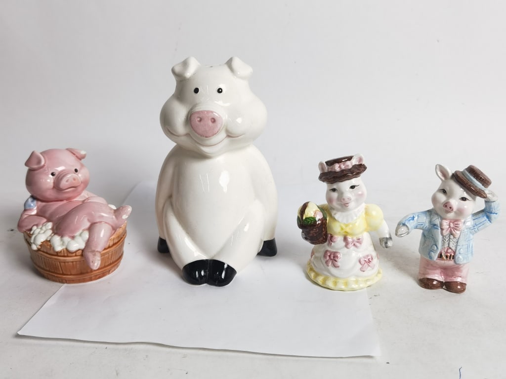 Group of Vintage Porcelain Pig Salt/Pepper Shakers: Group of Vintage Porcelain Pig Salt/Pepper Shakers, 6.5in