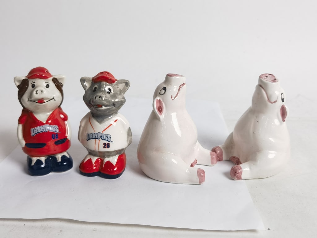 Group of Vintage Porcelain Pig Salt/Pepper Shakers: Group of Vintage Porcelain Pig Salt/Pepper Shakers, 3.75in