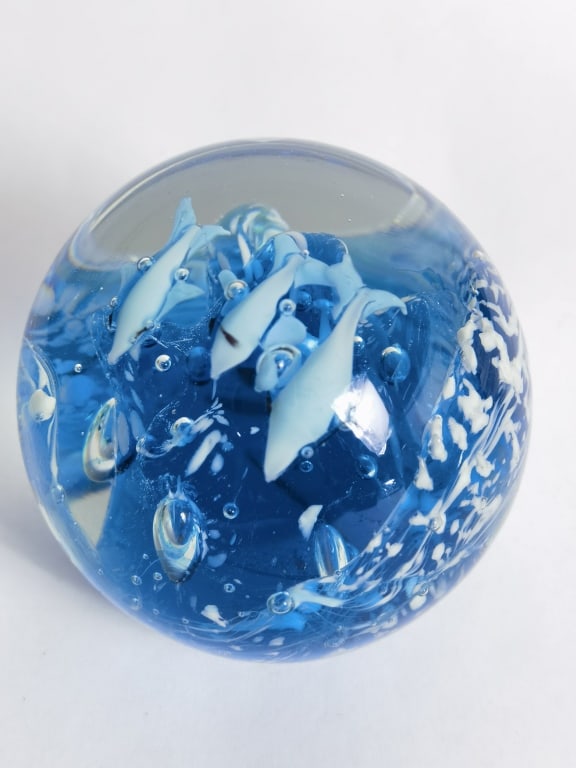 Unmarked Blue Dolphins Glass Paperweight: Unmarked Blue Dolphins Glass Paperweight, 3.25in