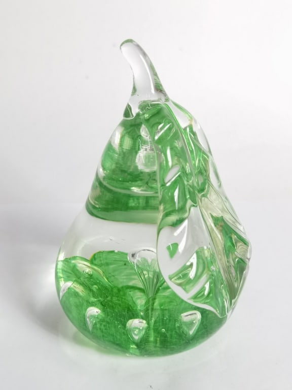 1973 Wheatonware Green Pear Glass Paperweight (1 of 5)