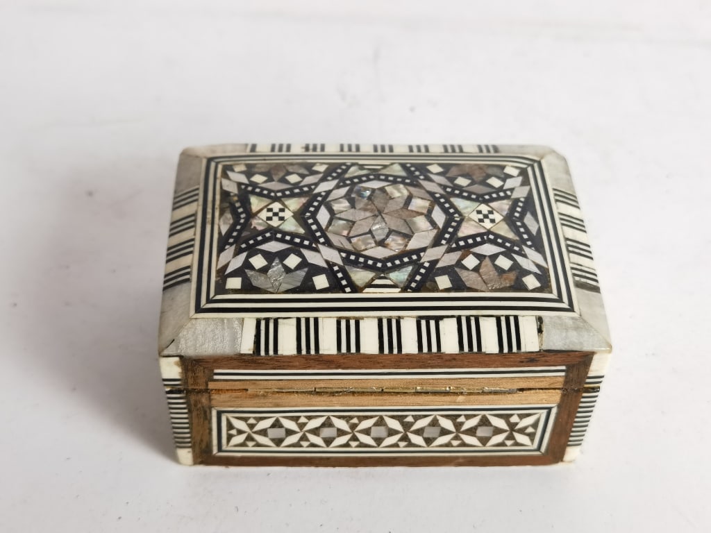 Vintage Mother-of-Pearl Inlay Over Wood Trinket Bo: Vintage Mother-of-Pearl Inlay Over Wood Trinket Box, 2.25in by 3.75in