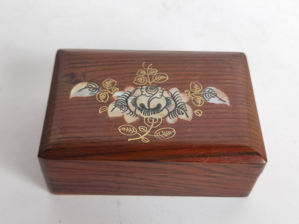 Vintage Asian Mother-of-Pearl Inlay Wood Trinket: Vintage Asian Mother-of-Pearl Inlay Wood Trinket Box, 1.75in by 4.5in