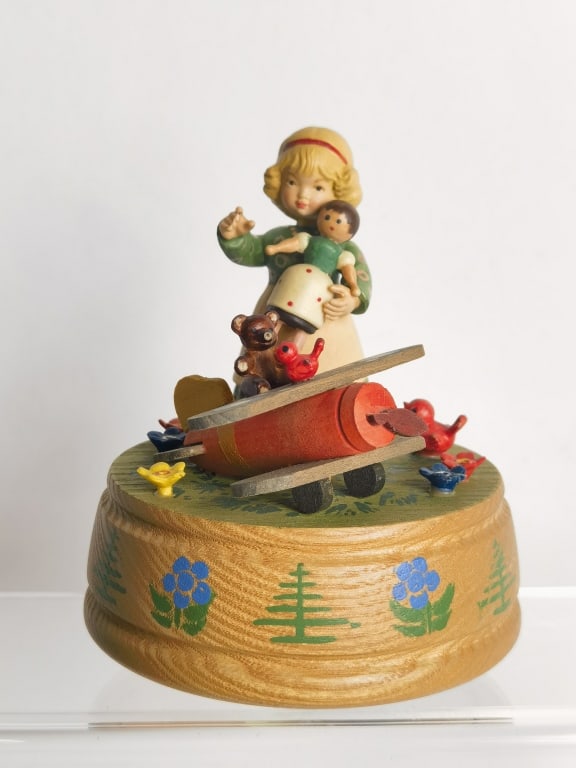 Vintage Anri Italy Hand Crafted Music Box: Vintage Anri Italy Hand Crafted Music Box, 5in