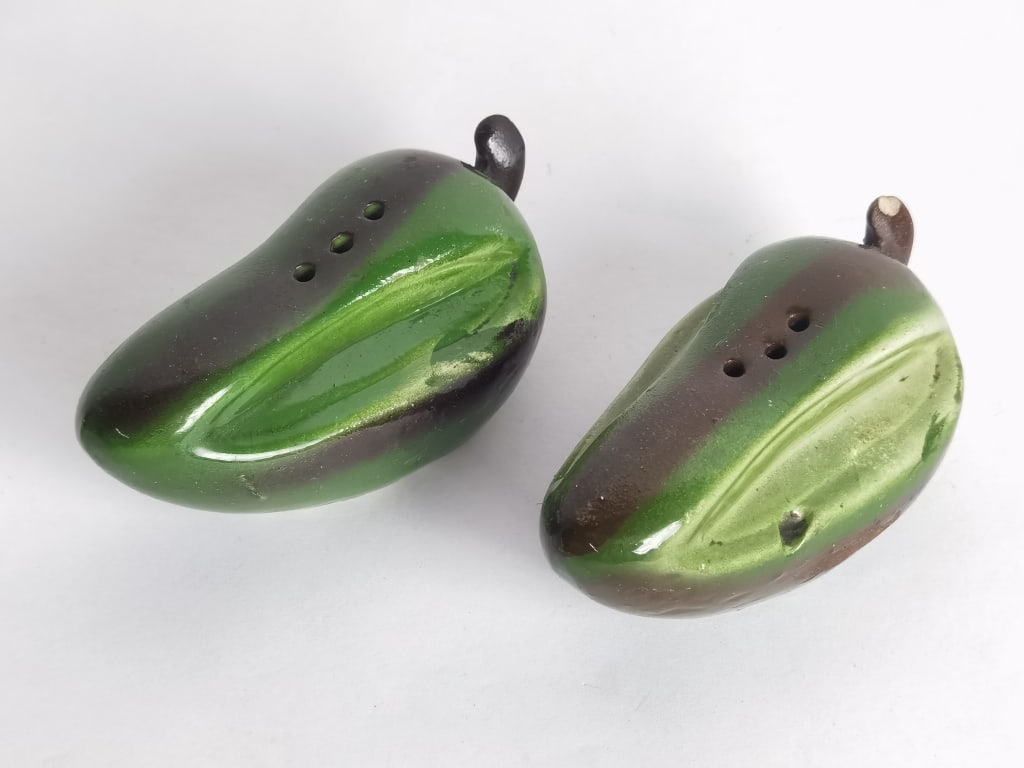 Vintage Porcelain Green Chili Pepper Salt and Pepp: Vintage Porcelain Green Chili Pepper Salt and Pepper Shakers, 1.75in by 3.75in