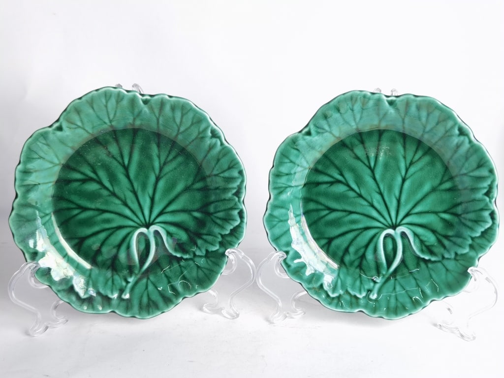 (2) Vintage Wedgwood Porcelain Green Leaf Plates (1 of 4)