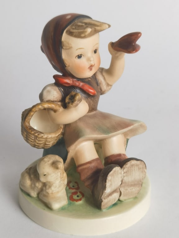 Vintage Goebel Hummel Porcelain Figurine: Vintage Goebel Hummel Porcelain Figurine, 4.75in