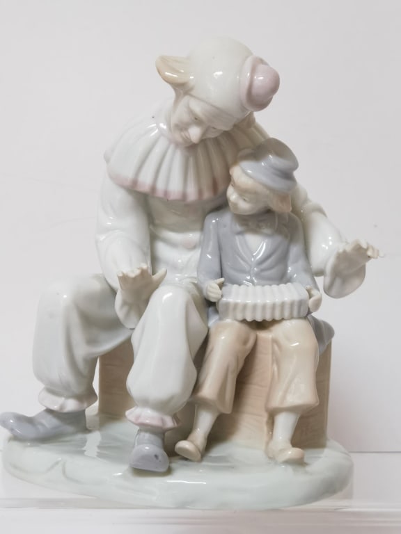 Vintage Lladro Style Porcelain Clown Figurine: Vintage Lladro Style Porcelain Clown Figurine, 6.75in