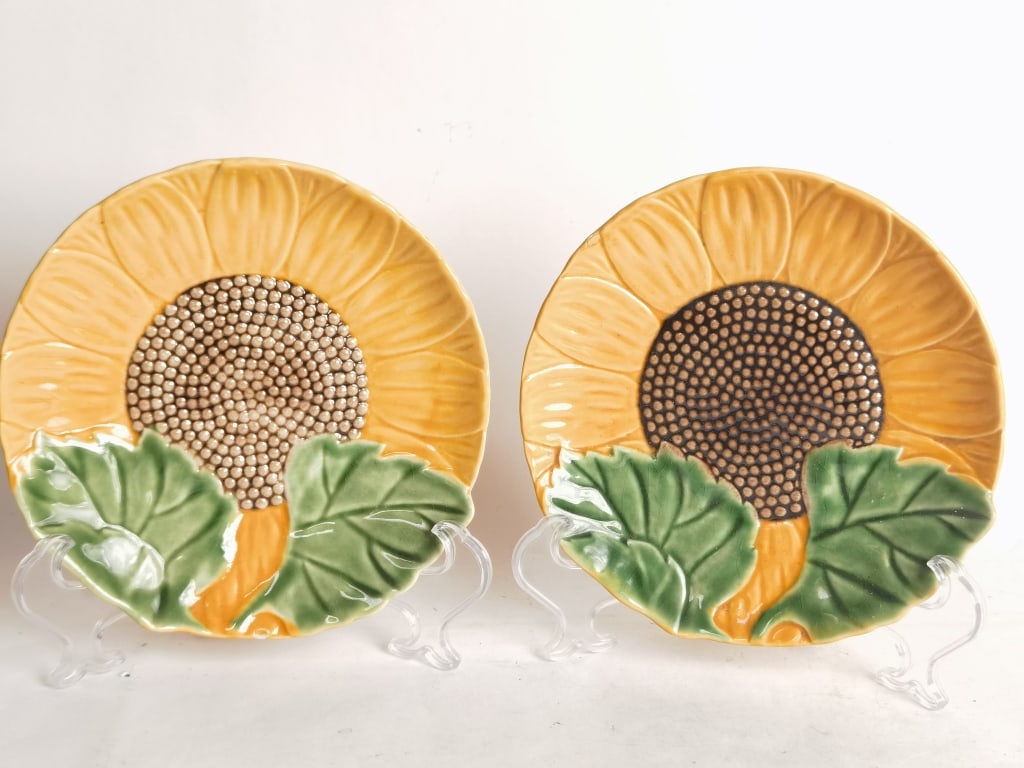 (2) William Sonoma Portugal Ceramic Sunflower Plat: (2) William Sonoma Portugal Ceramic Sunflower Plates, 8.25in