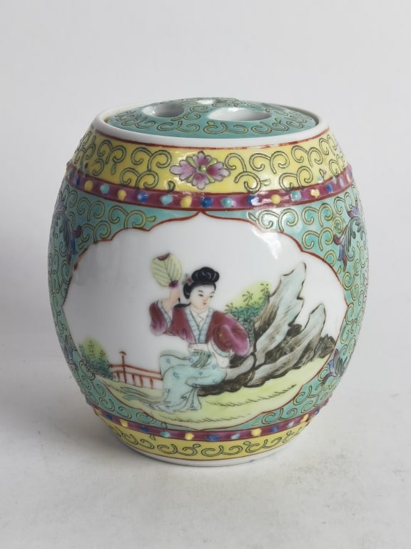 Chinese Porcelain Famille Rose Tea Caddy: Chinese Porcelain Famille Rose Tea Caddy, 4.5in by 4.25in